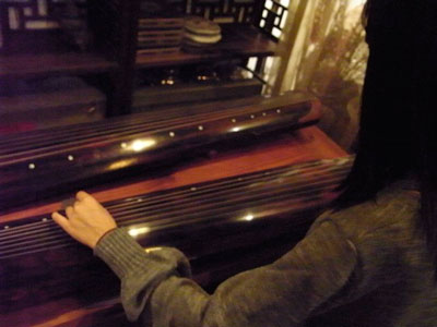 蘇州古琴学会で演奏する女性
